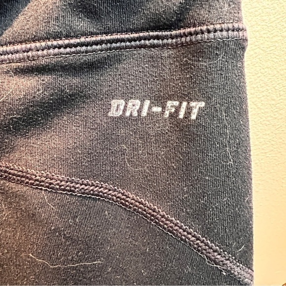 NIKE DRI FIT RUNNING LEGGINGS W/Reflective safety dots. Zip Pocket. Size Medium - Picture 8 of 8